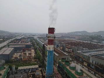 建筑旁的轨道上行驶的火车 中度可信度描述已自动生成